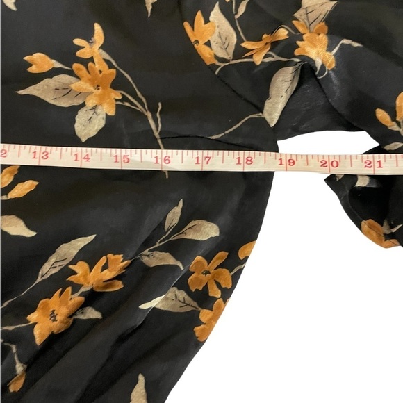 UMGEE Black Floral Print Romper with Pockets
New - Picture 8 of 8